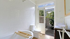 Combined shower/bathtub, towels