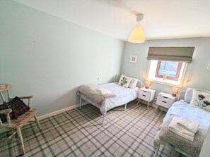 2 habitaciones, tabla de planchar con plancha, cuna de viaje y wifi 