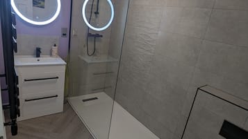 Combined shower/tub, hair dryer, towels, soap