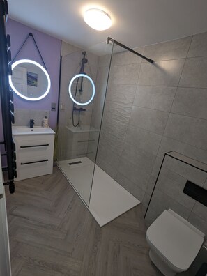 Combined shower/tub, hair dryer, towels, soap