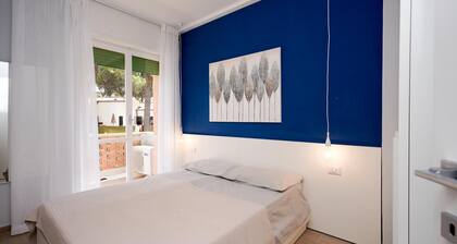 On the sea, new apartment with condominium parking space