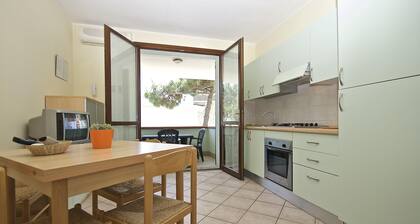 Residence in a residence on the seafront, with terrace and barbecue, private garden with parking space.