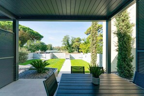 Outdoor dining - House in a villa with large private patio in the common garden, in a central position 50 m from the sea and the pedestrian center (Lido degli Estensi)