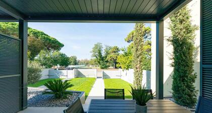 House in a villa with large private patio in the common garden, in a central position 50 m from the sea and the pedestrian center