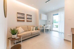 LCD TV - House in a villa with large private patio in the common garden, in a central position 50 m from the sea and the pedestrian center (Lido degli Estensi)