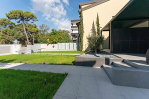 Property grounds - House in a villa with large private patio in the common garden, in a central position 50 m from the sea and the pedestrian center (Lido degli Estensi)