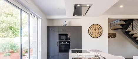 Refrigerador, microondas, horno y lavavajillas