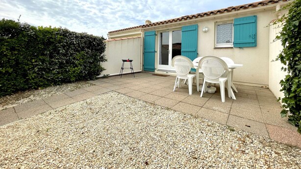 Outdoor dining - Cozy 2-Room House, Mezzanine, Pool, Tennis, 200m from Sea - Bretignolles-sur-Mer (Bretignolles-sur-Mer)