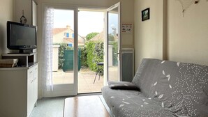 Living area - Cozy 2-Room House, Mezzanine, Pool, Tennis, 200m from Sea - Bretignolles-sur-Mer (Bretignolles-sur-Mer)