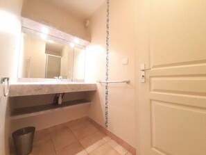 Sèche-cheveux, serviettes fournies