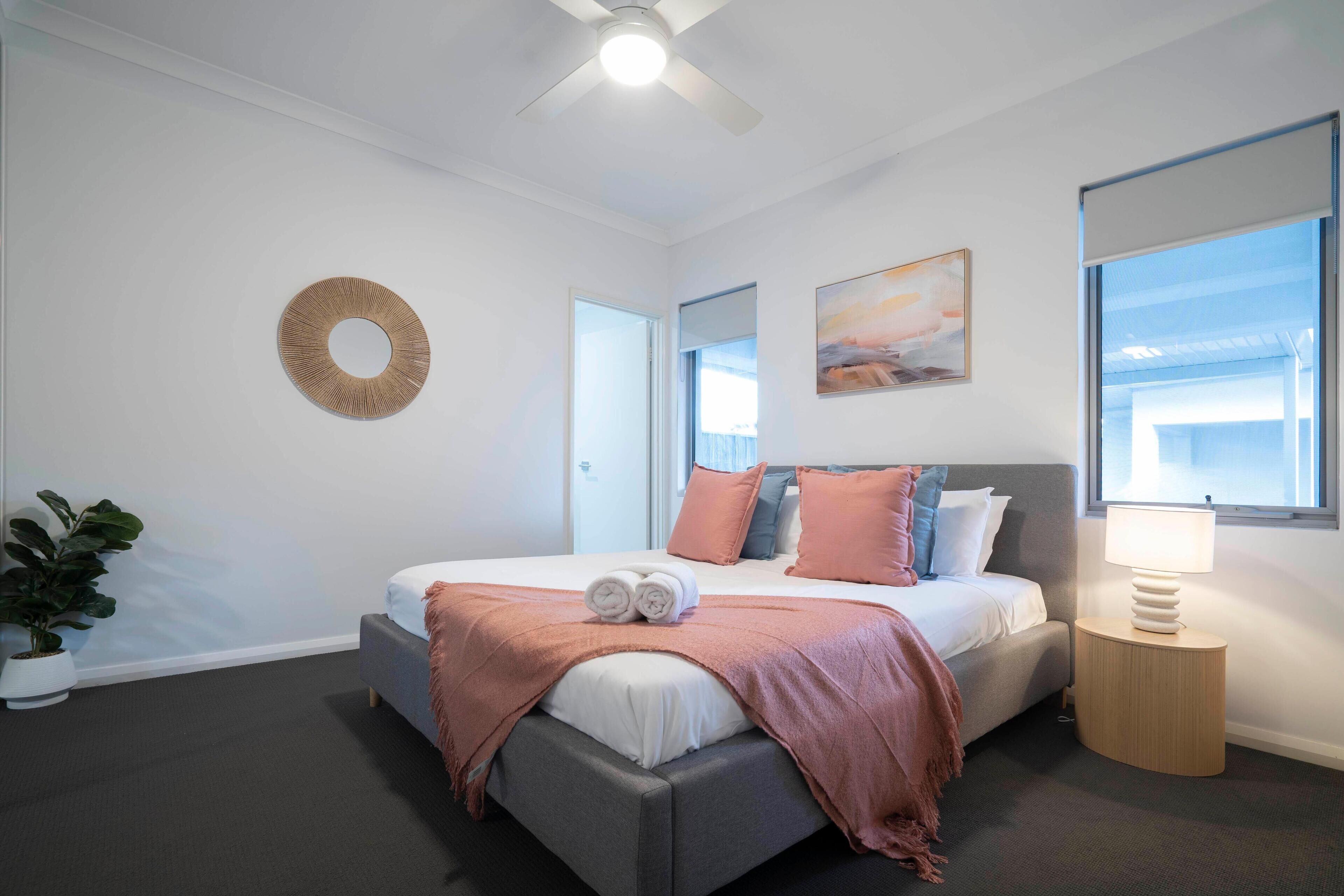 6 Cosy, Clean, Convenient Cloverdale parking sleeps 4
