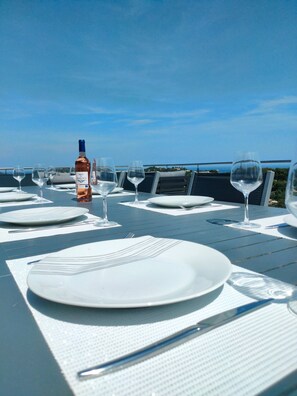 تناول الطعام بالخارج