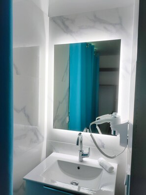 Combined shower/bathtub, hair dryer, towels