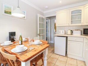 Cottage | Dining - Farm View Lodge (Stroud)