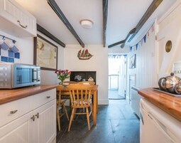 Cottage | Private kitchen | Fridge, dishwasher, toaster, cookware/dishes/utensils