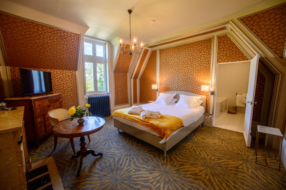 Romantic Double Room | Premium bedding, soundproofing, free WiFi, bed sheets