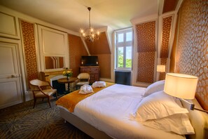 Romantic Double Room | Living area | 40-inch flat-screen TV with cable channels, TV - Château Origny (Neuvy)