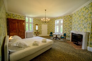 Family Double Room | Premium bedding, soundproofing, free WiFi, bed sheets - Château Origny (Neuvy)