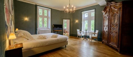 Chambre supĂ©rieure double | Literie de qualitĂ©, systĂšme dâinsonorisation, accĂšs au Wi-Fi (inclus)