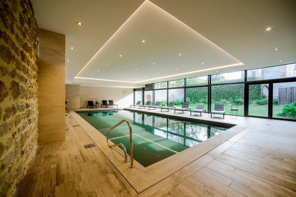 Piscine couverte, cabanons gratuits, chaises longues