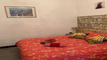 2 quartos, ferros/tábuas de passar roupa, roupa de cama