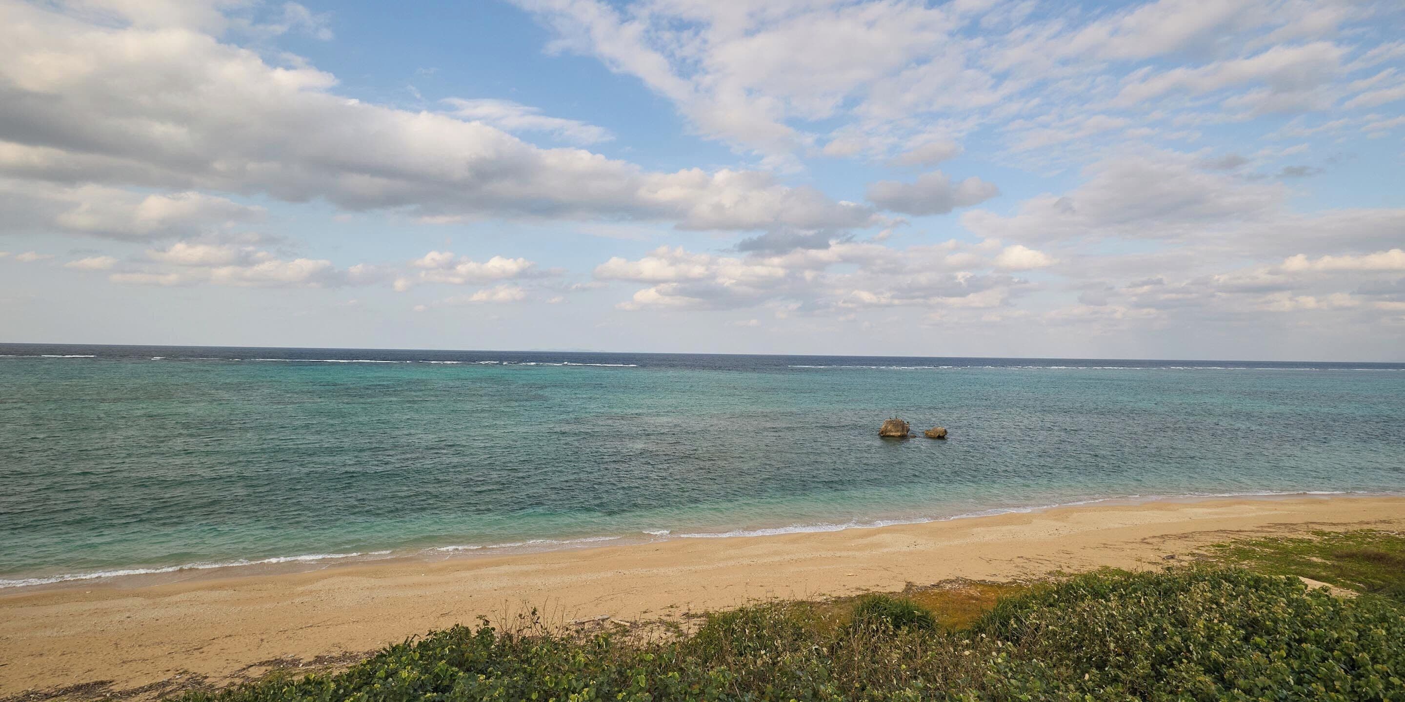 Ubicación cercana a la playa y arena blanca