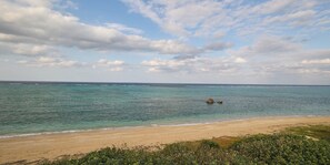 Pantai di sekitar dan pasir putih