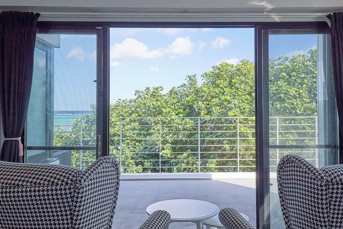 201 Anthurium | Pillowtop beds, laptop workspace, free WiFi, bed sheets