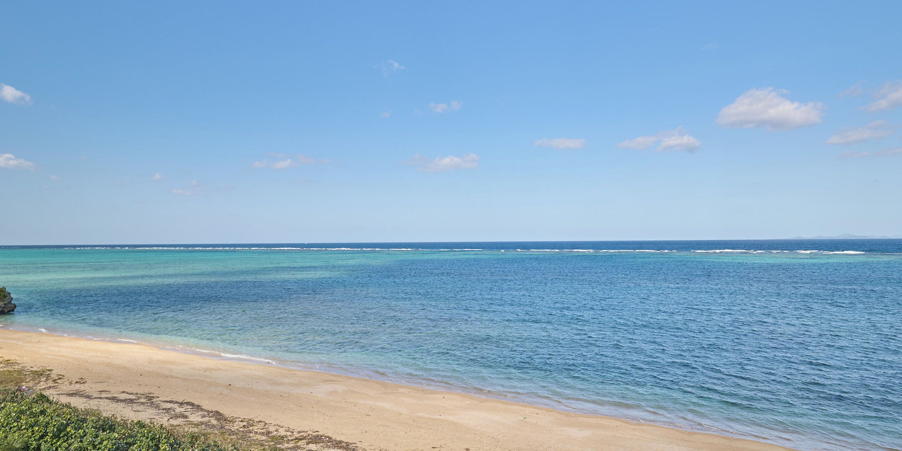 Ubicación cercana a la playa y arena blanca
