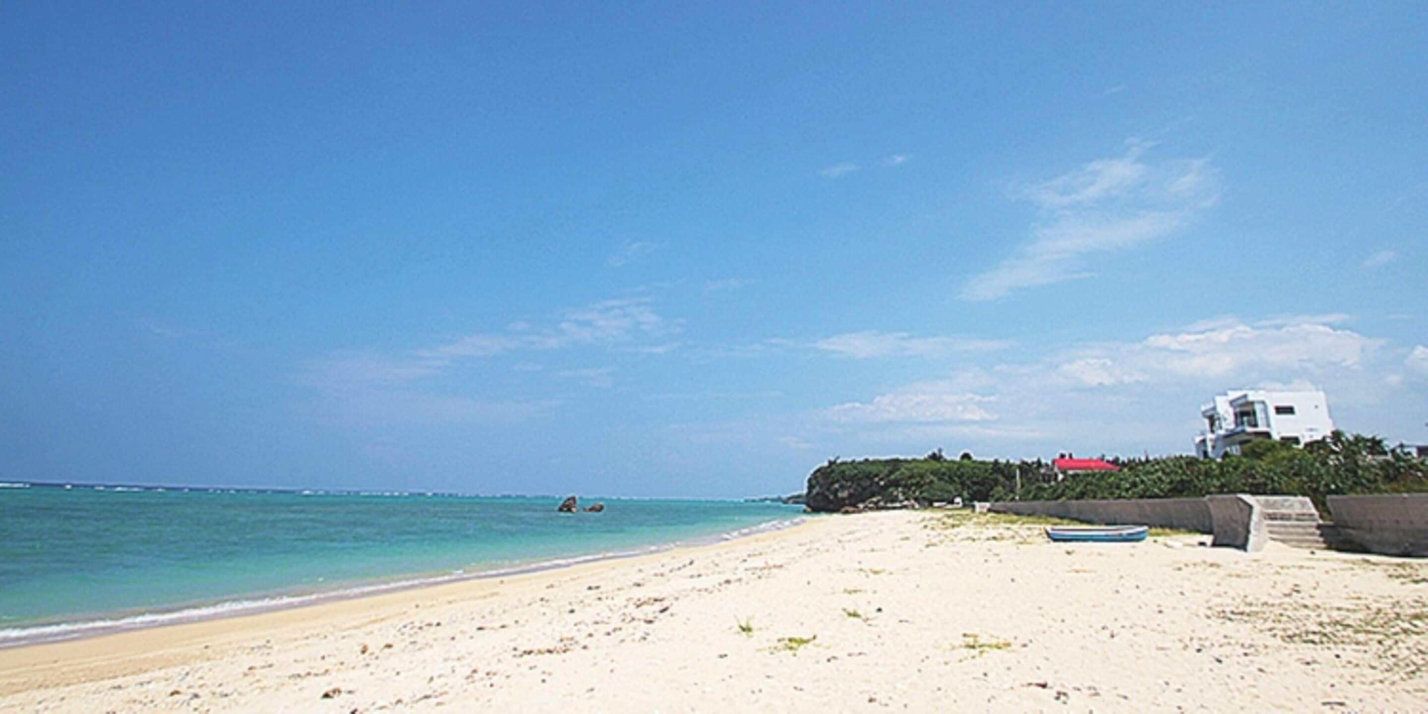 بالقرب من الشاطئ، رمال بيضاء