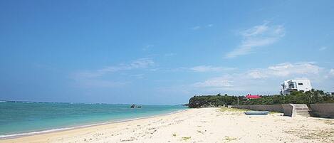 بالقرب من الشاطئ، رمال بيضاء