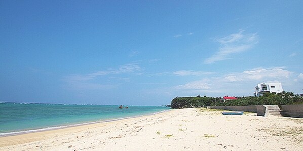 In Strandnähe, weißer Sandstrand