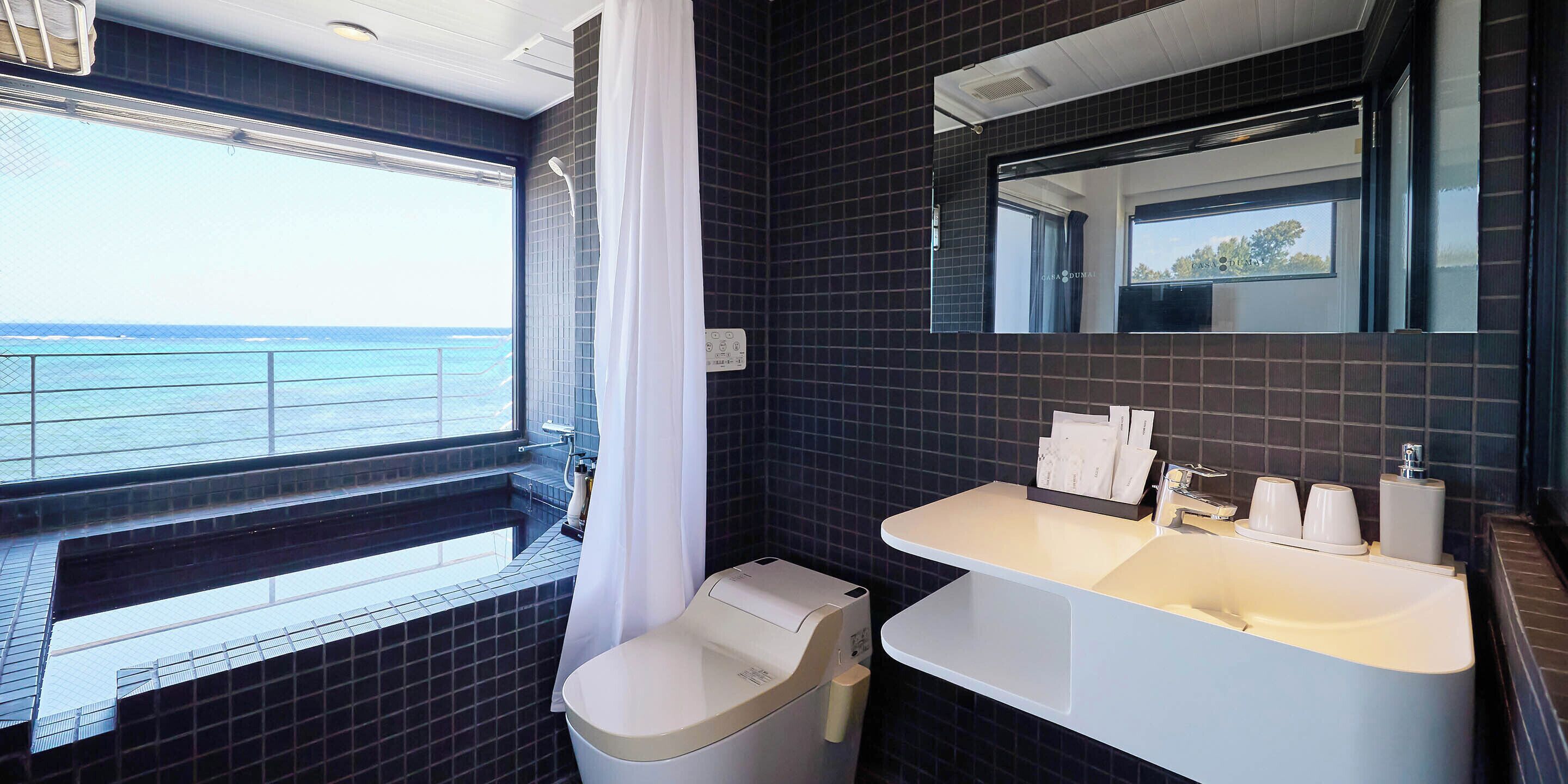 302 Star | Bathroom | Combined shower/bathtub, deep-soaking bathtub, free toiletries