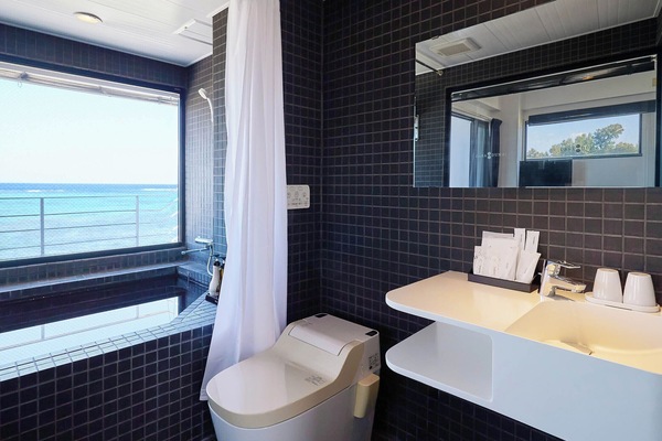 302 Star | Bathroom | Combined shower/bathtub, deep-soaking bathtub, free toiletries