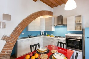 Frigorífico, horno, placa de cocina y lavavajillas