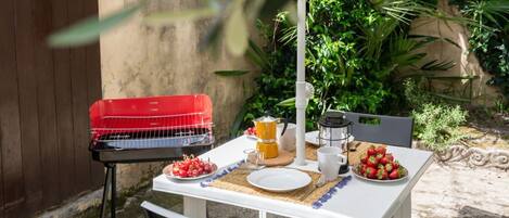 تناول الطعام بالخارج