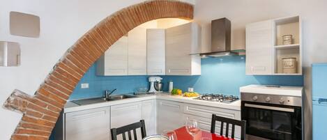 ثلاجة، فرن، موقد طهي مسطح، غسالة أطباق