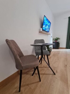 Minibar, escritorio, sistema de insonorización y wifi gratis 