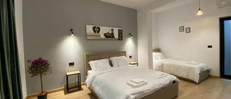 Chambre triple | Minibar, bureau, systĂšme dâinsonorisation, accĂšs au Wi-Fi (inclus)