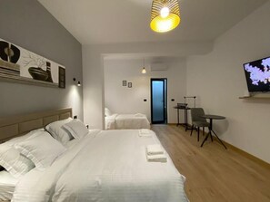 Triple Room | Minibar, desk, soundproofing, free WiFi - Vila Jasmine (Tirana)