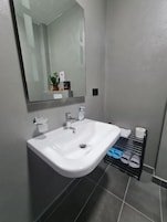 Habitación doble | Baño | Ducha, zapatillas y toallas