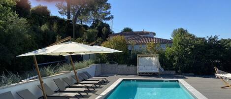 Een buitenzwembad en een verwarmd zwembad