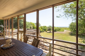 Outdoor dining - Hobie’s Hangout, Isle of Palms Beach Front (Isle of Palms)