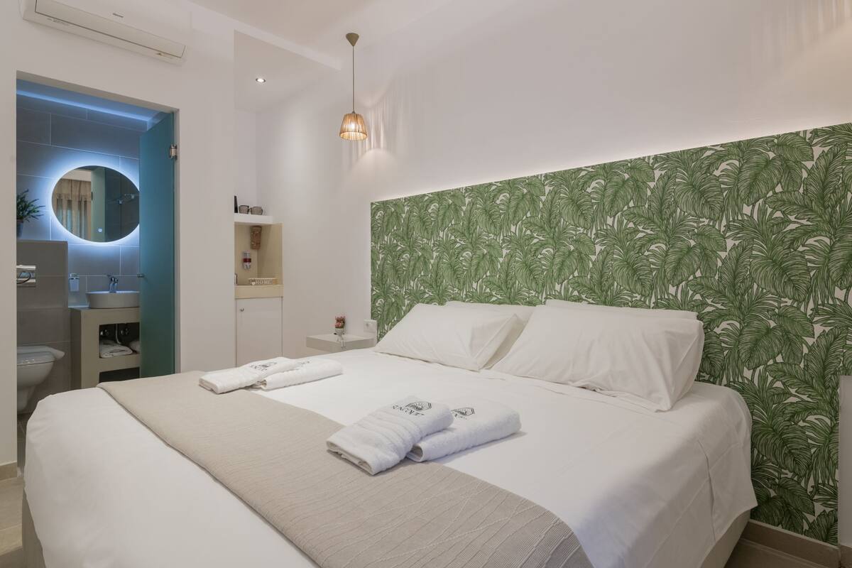 Een moderne hotelkamer met een bed, een badkamer en een douche.