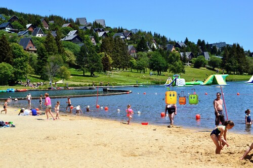 At the foot of the beach - Super Besse lake and pool - Exceptional view - Due south