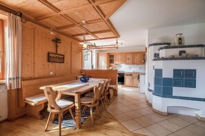 Dining - Mendelhaus Holiday Home with Mountain View, Private Garden and Wi-Fi (Mendel)