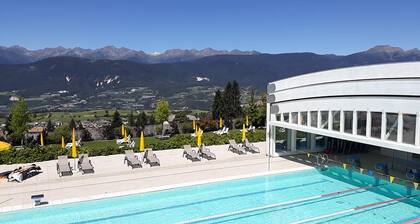 Mendelhaus Holiday Home with Mountain View, Private Garden and Wi-Fi