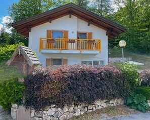 Exterior - Mendelhaus Holiday Home with Mountain Views, Private Garden and Wi-Fi (Mendel)