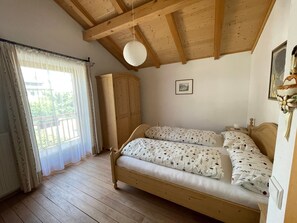 2 bedrooms, iron/ironing board, free WiFi, bed sheets - Mendelhaus Holiday Home with Mountain Views, Private Garden and Wi-Fi (Mendel)