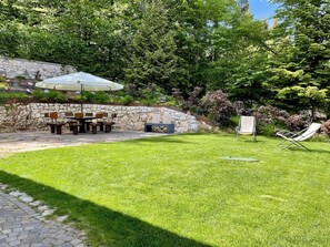 Outdoor dining - Mendelhaus Holiday Home with Mountain Views, Private Garden and Wi-Fi (Mendel)